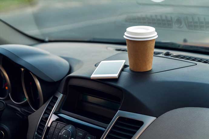 xe hơi có kiến vì có thức ăn thừa trên xe