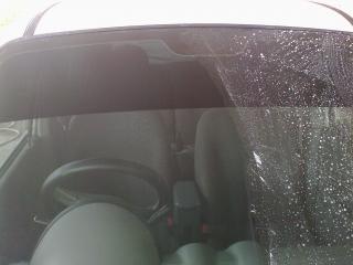 Kính ô tô sau khi tẩy ố một phần