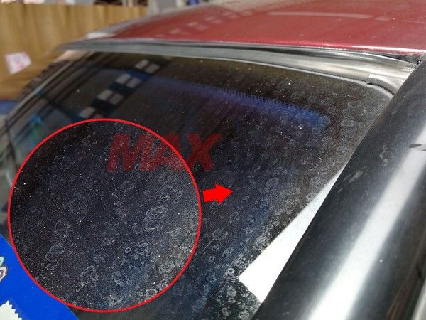 Kính xe ô tô bị ố, mốc nặng