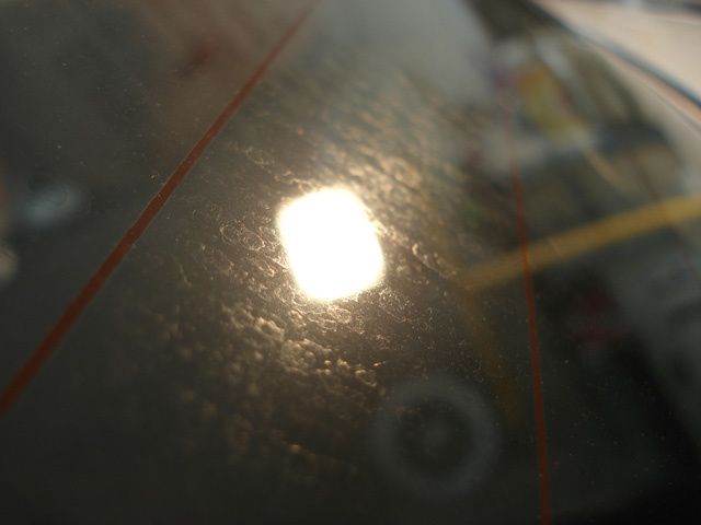 Những vết ố kính xe ô tô nhìn rõ nhất khi có nước hoặc ánh sáng trực tiếp