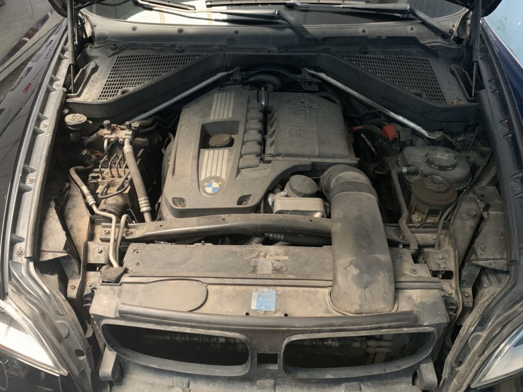 Vệ Sinh Khoang Máy Ô Tô 6