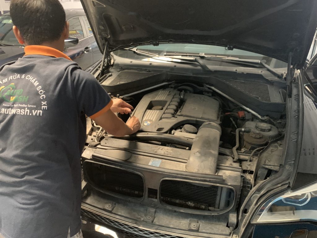 Vệ Sinh Khoang Máy Ô Tô 8