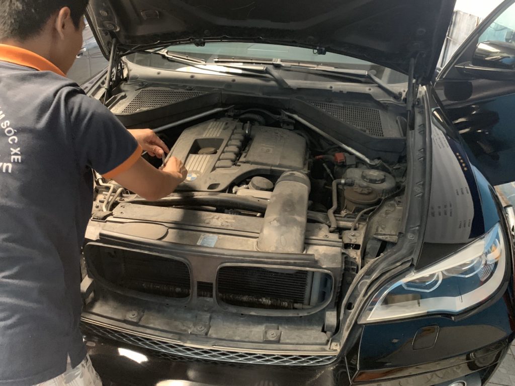 Vệ Sinh Khoang Máy Ô Tô 10