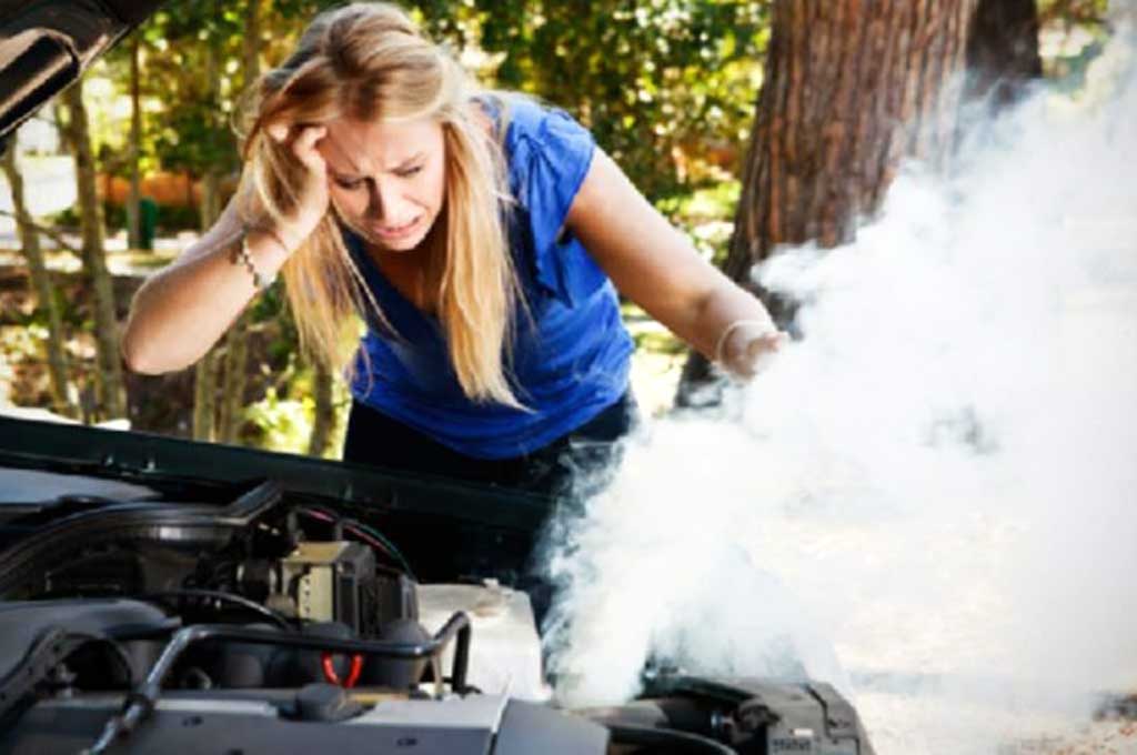 Xe ô tô bị cháy do lỗi khoang động cơ