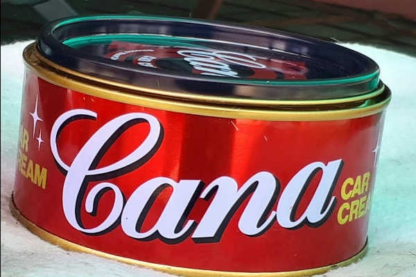 sử dụng Cana để đánh bóng xe máy