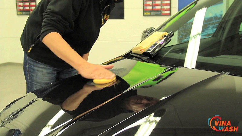 Khi rửa xe bạn nên sử dụng dụng cụ phù hợp để làm sạch bề mặt sơn xe