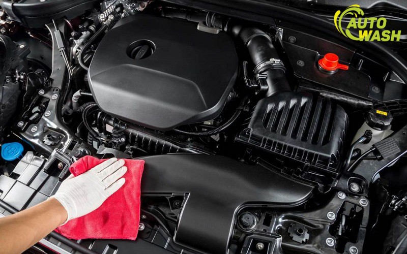 Khi vệ sinh khoang máy oto nên chú ý sử dụng đồ bảo hộ để giữ an toàn