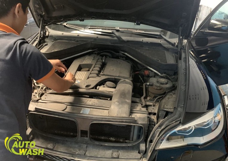 Không vệ sinh khoang máy thường xuyên sẽ khiến cho bụi bẩn bám và gây ảnh hưởng đến hoạt động của xe
