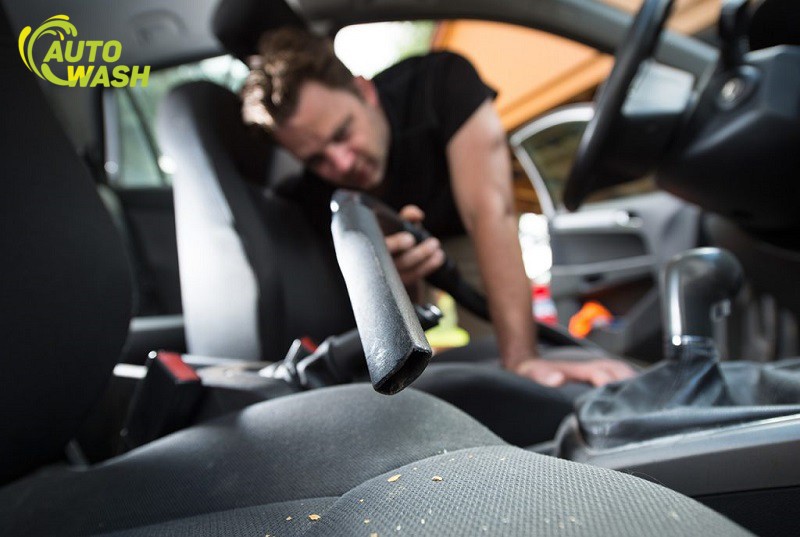 Nên dọn vệ sinh nội thất xe ô tô định kỳ