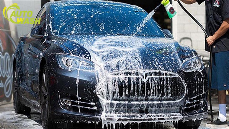 Rửa và làm sạch bụi bẩn bám trên bề mặt xe