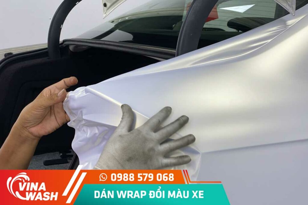 Dán wrap decal xe ô tô đòi hỏi sự tỉ mỉ cao