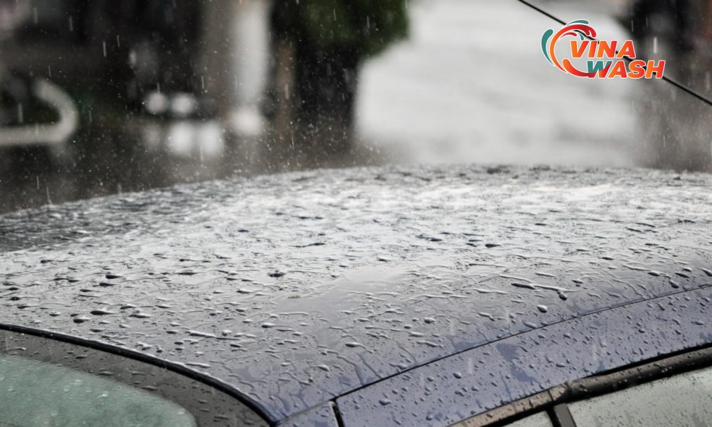 Mưa rơi trên nóc cũng gây tiếng ồn nếu không được cách âm kỹ phần trần xe ô tô