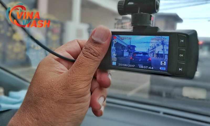 không nên tự mua camera hành trình ô tô và lắp tại nhà