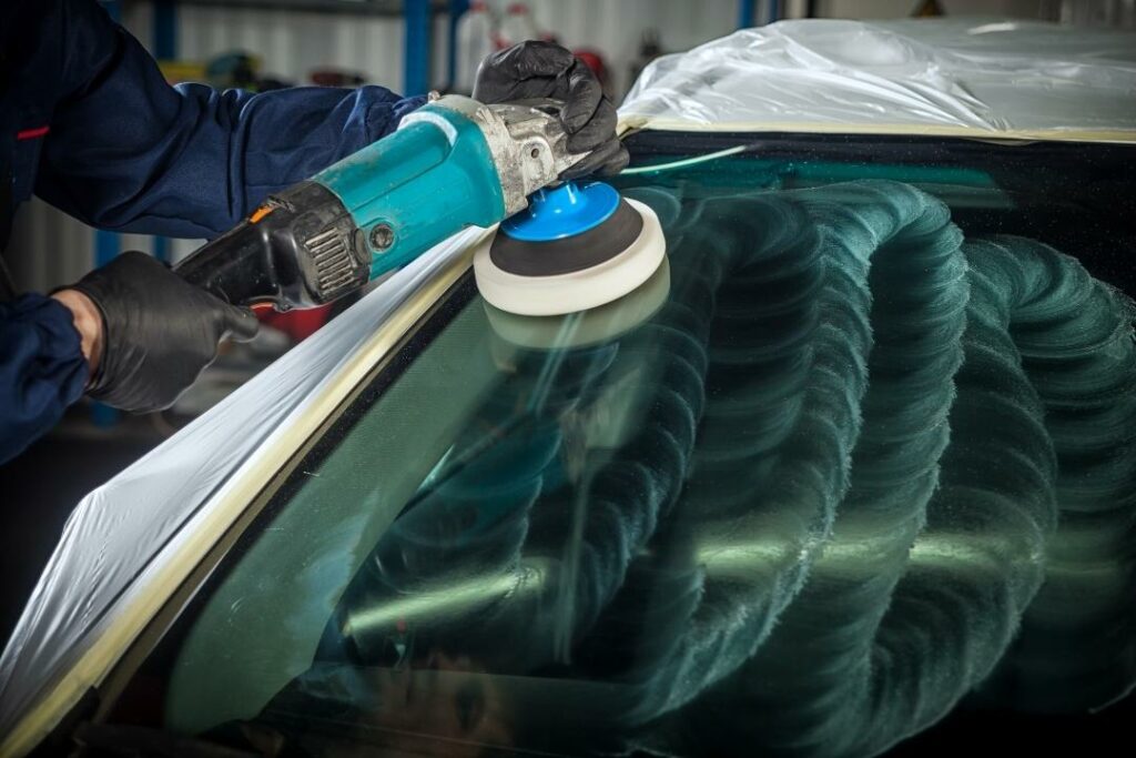 Đánh bóng kính lái ô tô bị xước