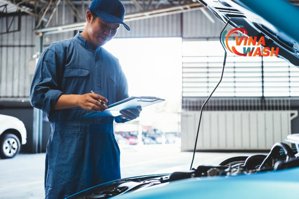 Kiểm tra tình trạng khoang máy ô tô trước khi vệ sinh