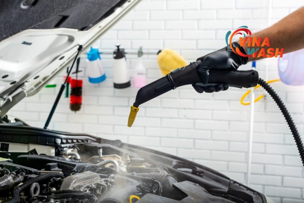 Phun hơi nóng lên các bộ phận trong khoang máy ô tô để làm sạch