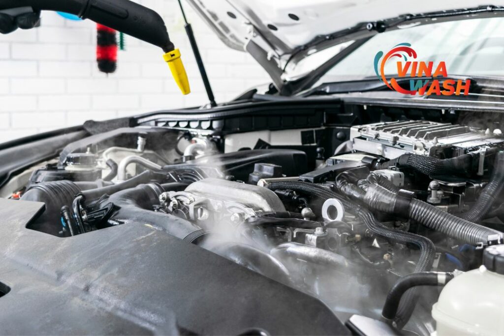 vệ sinh khoang máy bằng hơi nước nóng đảm bảo an toàn cho động cơ