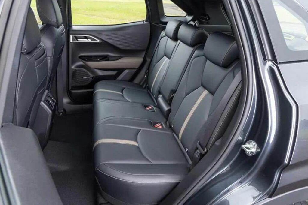 Hàng ghế sau Mitsubishi Xforce 2023 rộng rãi, có đủ 3 tựa đầu