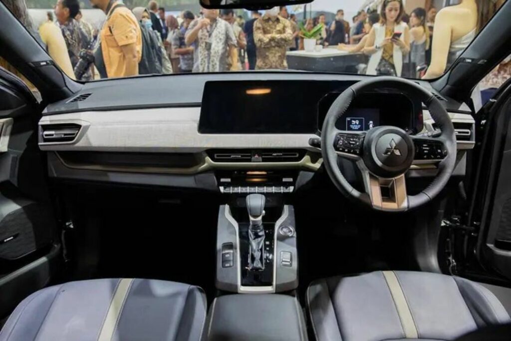 Khu vực nội thất trên Mitsubishi Xforce 2023 được thiết kế mở rộng theo phương ngang