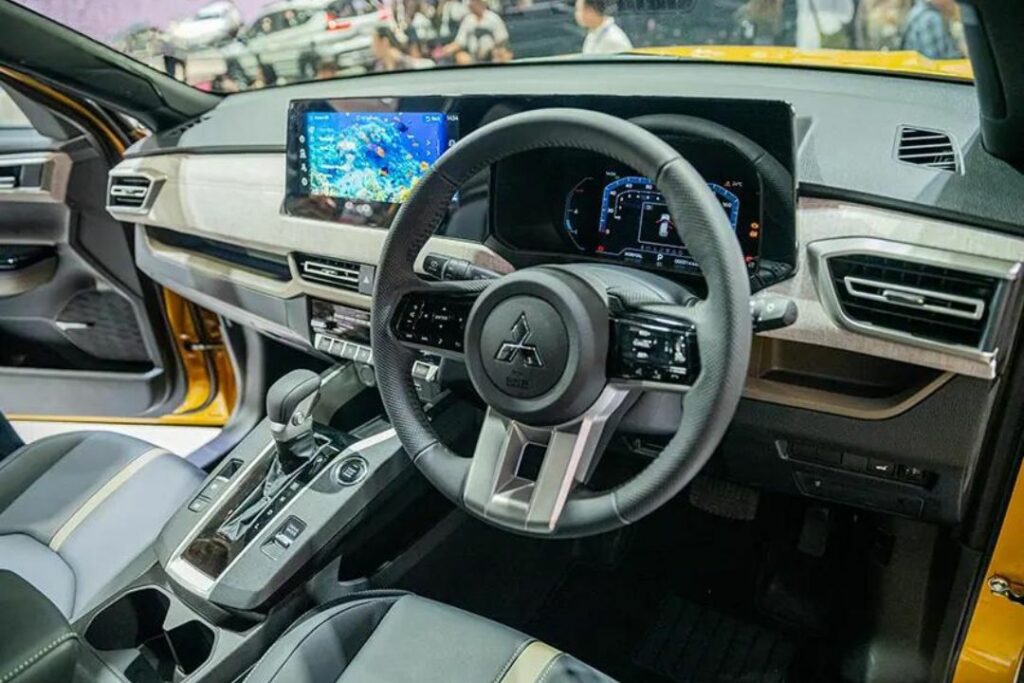 Vô lăng 3 chấu của Mitsubishi Xforce 2023 bọc da