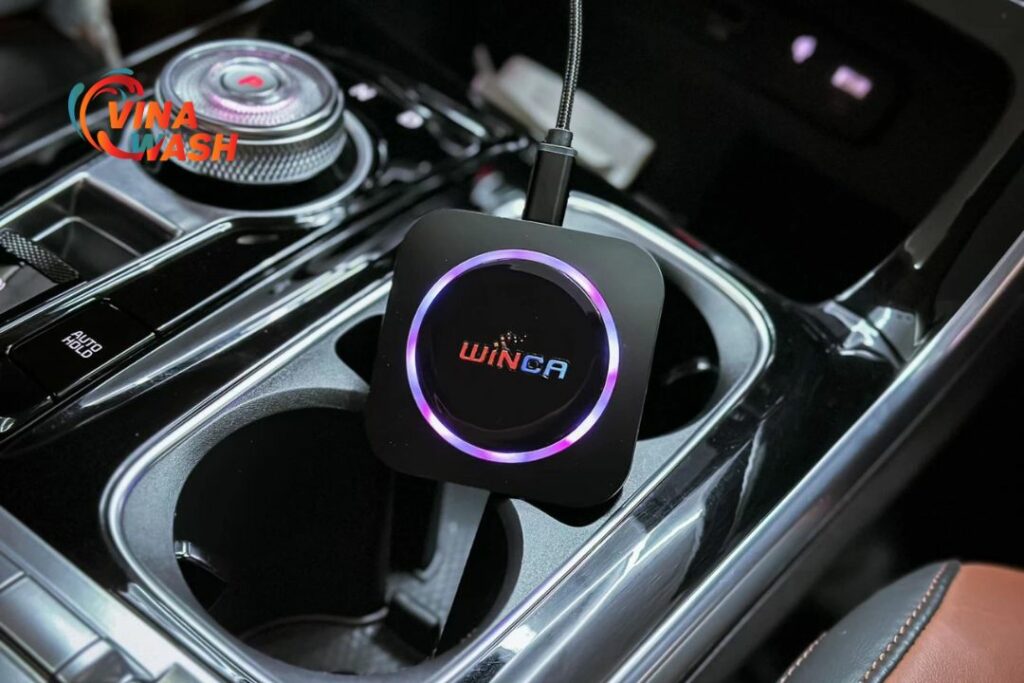 Android box WinCa đang lắp trên xe Kia Carniva;
